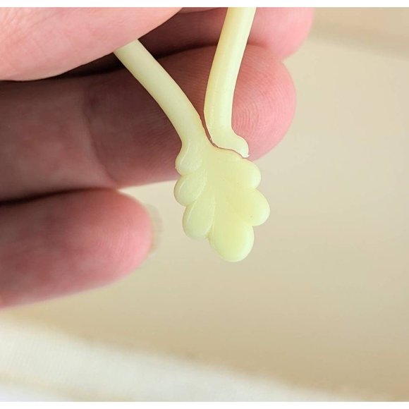 Vintage 1950s Wicker Sewing Box Red Paisley Fabric Lid with Built-in Pin Cushion - Picture 8 of 10